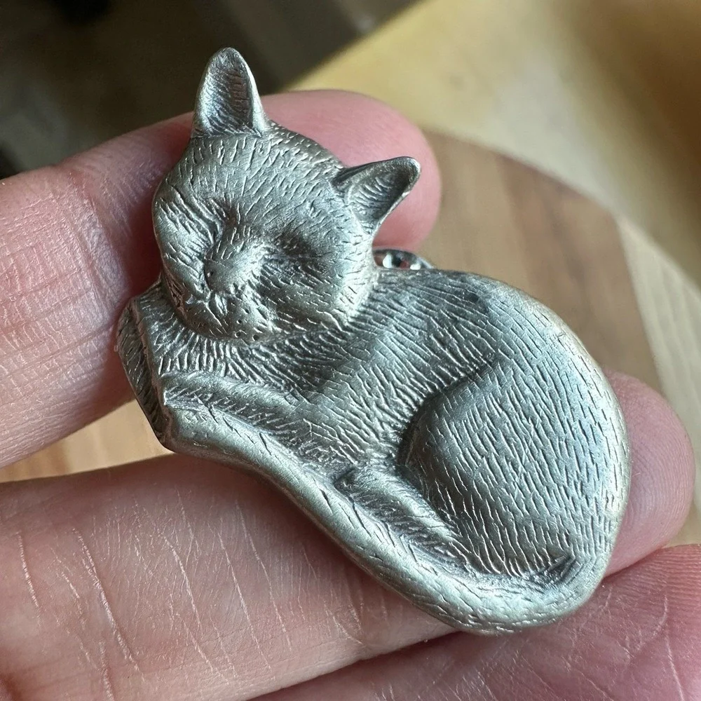 VTG 8 Brooches Pins 1-1.7 Inch The Gray Muse Plus Others Whimsical Cat Kitten
